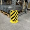 gele hoek aanrijdbeveiliging gemonteerd voor een een staander van een palletstelling