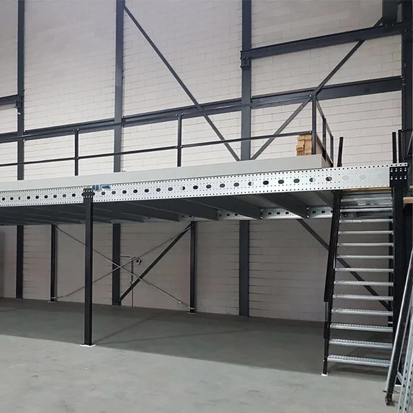 Entresolvloer gebouwd in een bedrijfshal