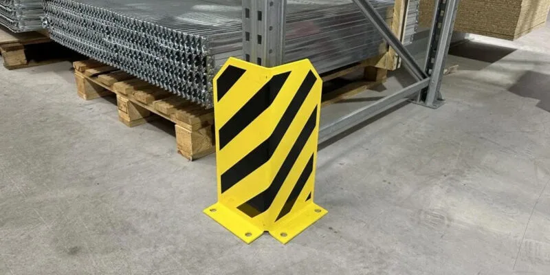 een schoon en opgeruimde palletstelling met aanrijdbeveiliging