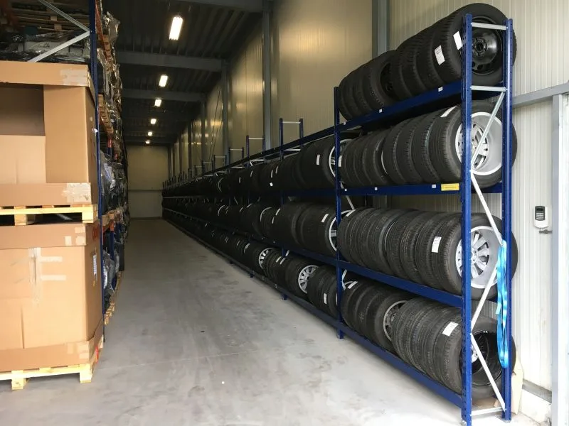 lange rij van bandenstellingen