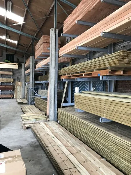 draagarmstellingen vol met houten balken en planken