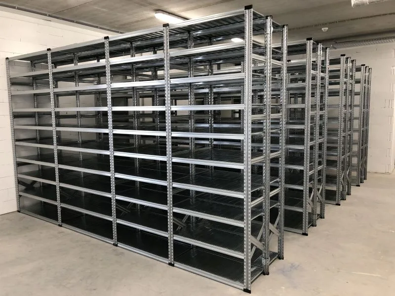verzinkte legbordstellingen opgebouwd in een opslag