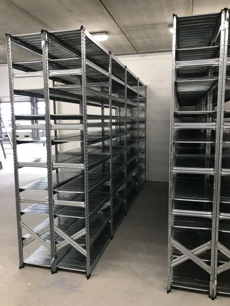 zijaanzicht van legbordstellingen in een opslag met betonnen vloer