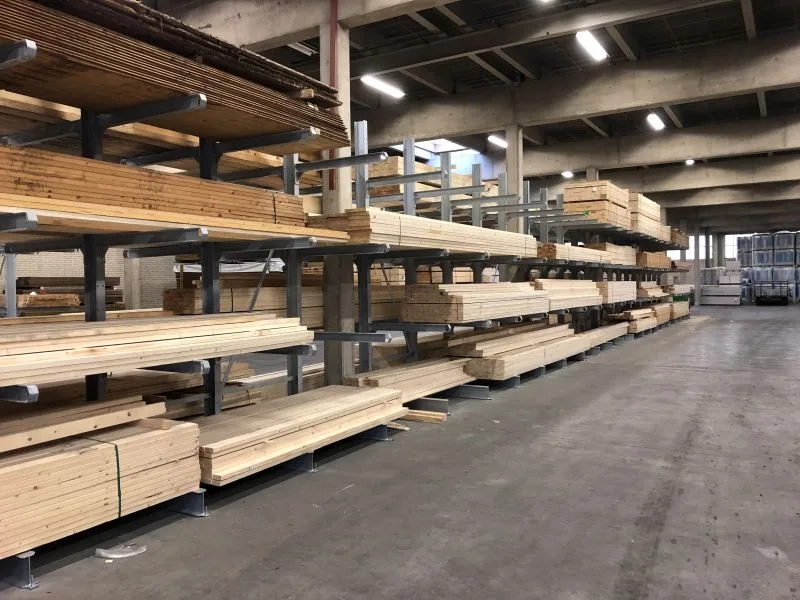 draagarmstellingen vol met hout bij houthandel wigbold