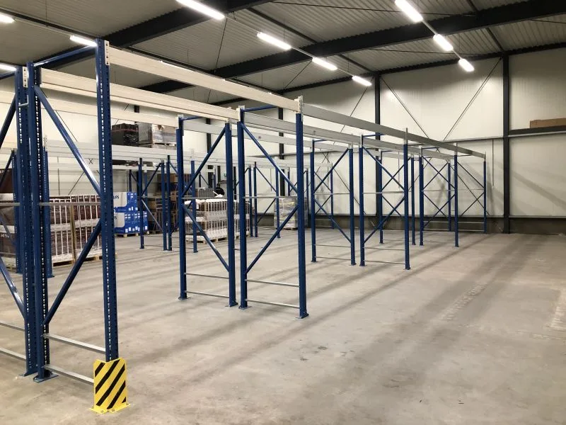 palletstelling van nedcon met blauwe staanders en witte liggers opgebouwd in een bedrijfshal
