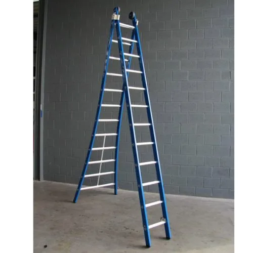 tweedelige ladder blauw uitgebogen voor een grijze stenen muur