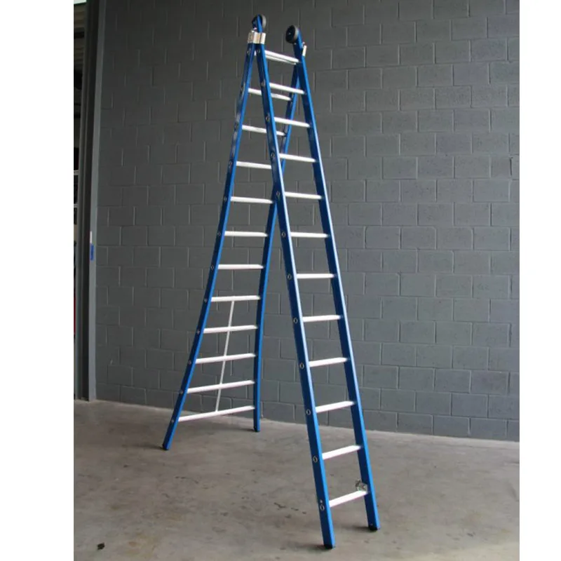 tweedelige ladder blauw uitgebogen voor een grijze stenen muur