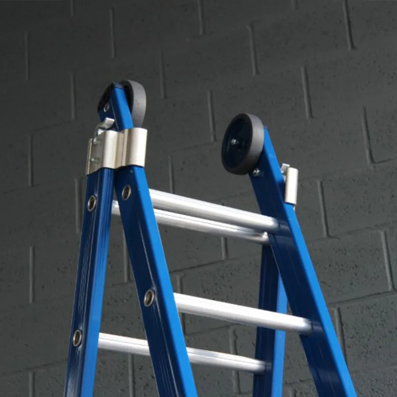 tweedelige ladder detailfoto van de wieltjes op de top.