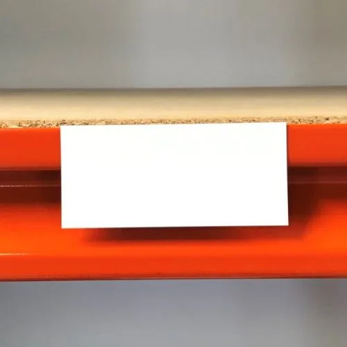 magneet etiket op een grootvakstelling ligger
