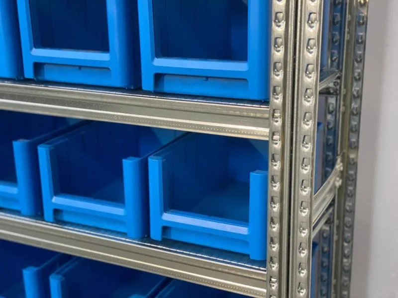 blauwe grijpbakken op een legbordstelling
