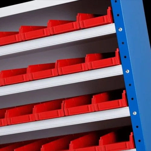 detailfoto rode grijpbakjes in blauwe bakkenkast