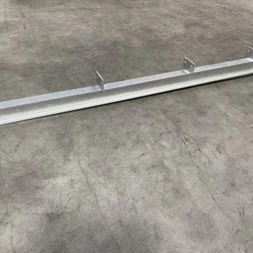 dakdrager in zijn geheel op de betonnen vloer