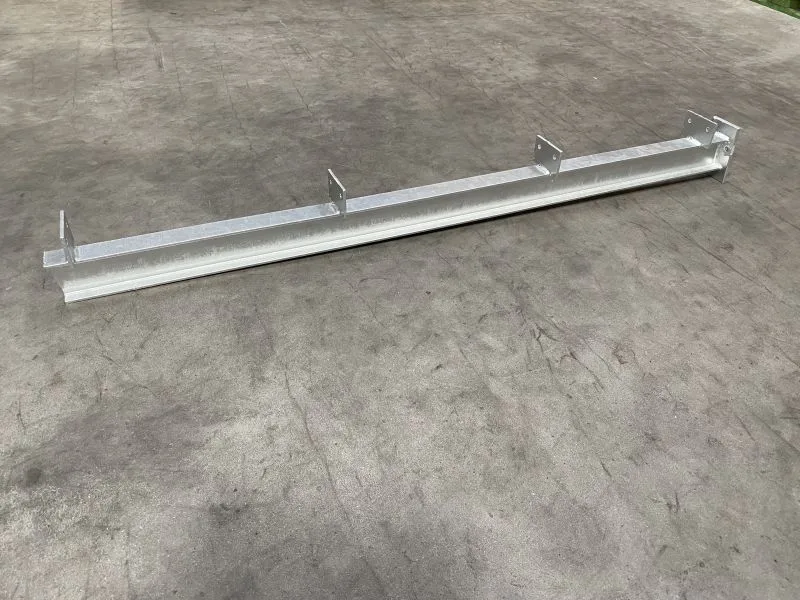dakdrager in zijn geheel op de betonnen vloer