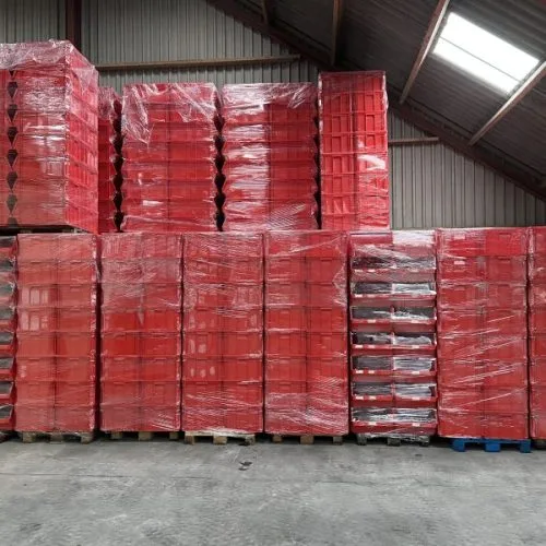 opgestapelde pallets vol met rode grijpbakken