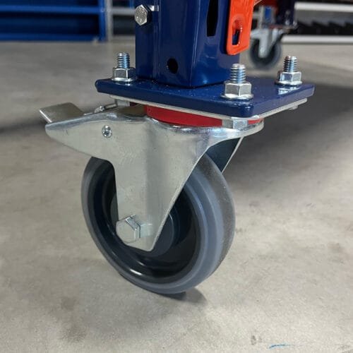 zwenkwiel onder een drie-laags etagewagen