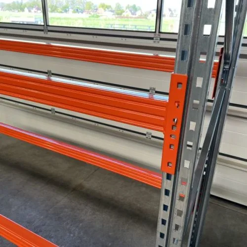 detailfoto van oranje liggers op een grootvakstelling