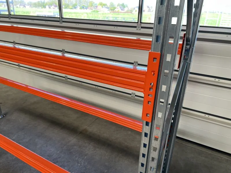 detailfoto van oranje liggers op een grootvakstelling