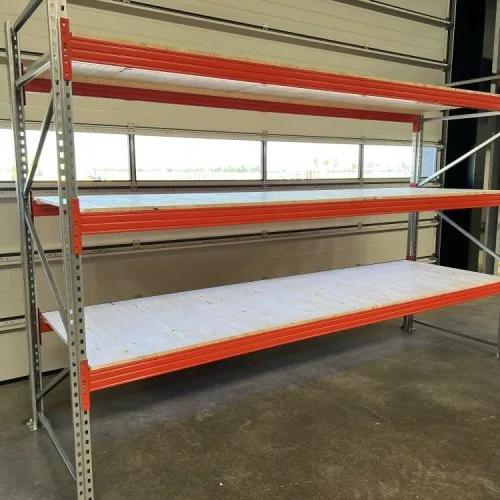 grootvakstelling met vuren vlonders en oranje liggers.