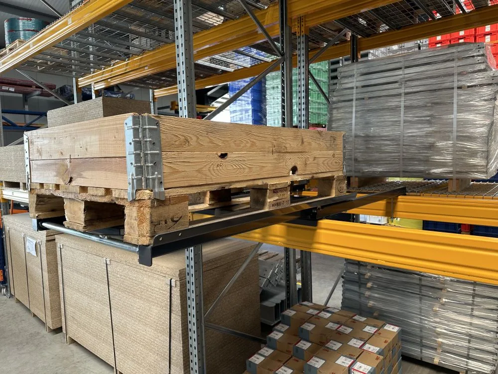 uitgetrokken palletlade met palletbox er op