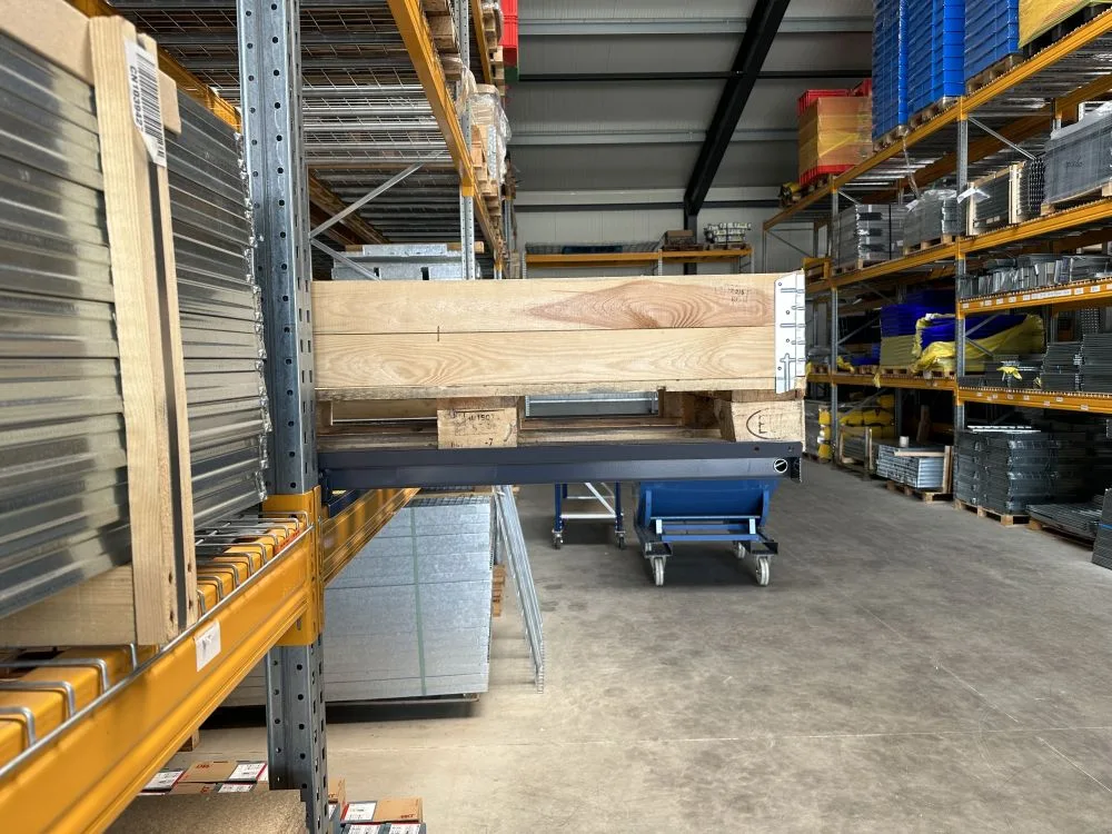 uitgetrokken palletlade met palletbox van zijaanzicht