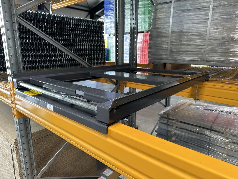 palletlade op een palletstelling zijaanzicht