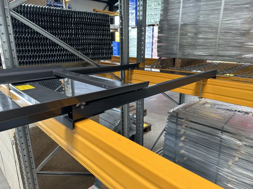detailfoto van palletlade op gele liggers van een palletstelling