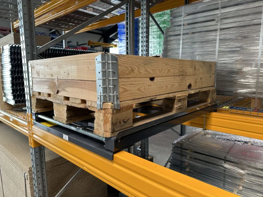 zijaanzicht van palletbox op palletlade