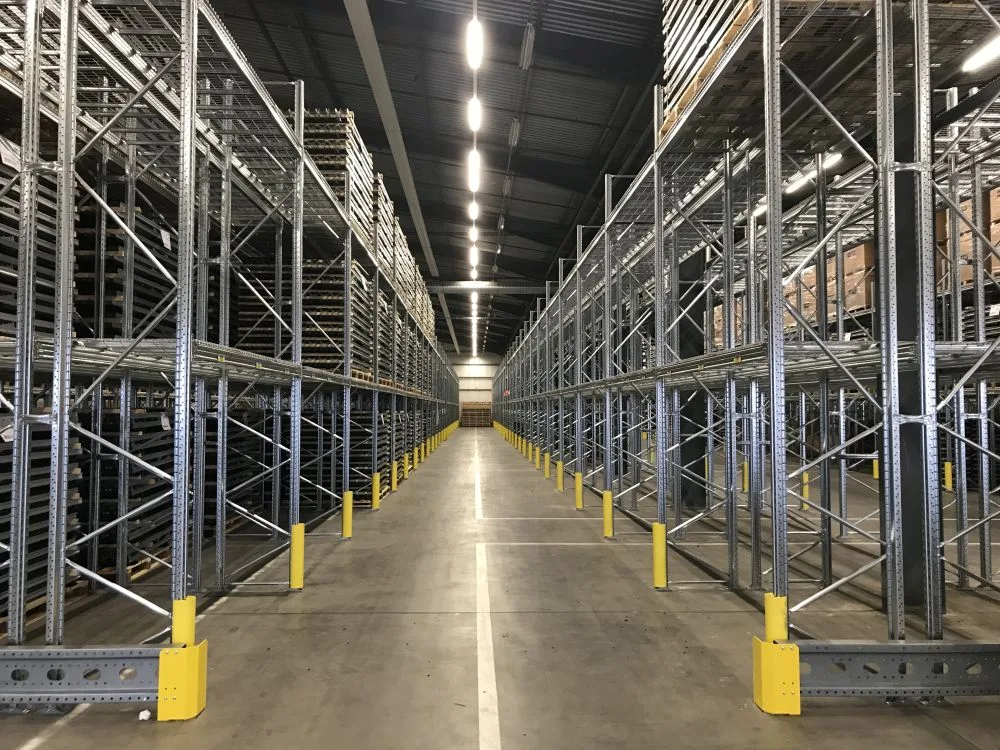 Superbuild palletstelling opgebouwd in een grote loods