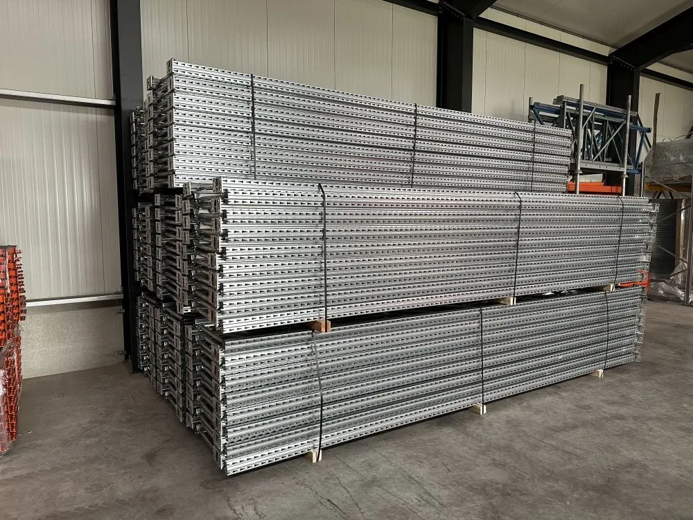 superbuild palletstelling gedemonteerd en netjes opgestapeld in een opslag