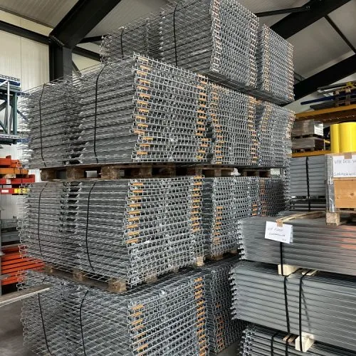3 rijen draadroosters van 3 pallets op elkaar
