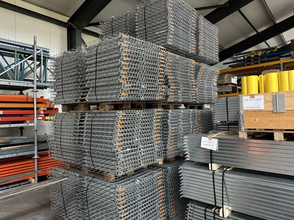 3 rijen draadroosters van 3 pallets op elkaar