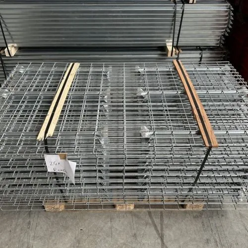 bundeltje van draadroosters op een pallet