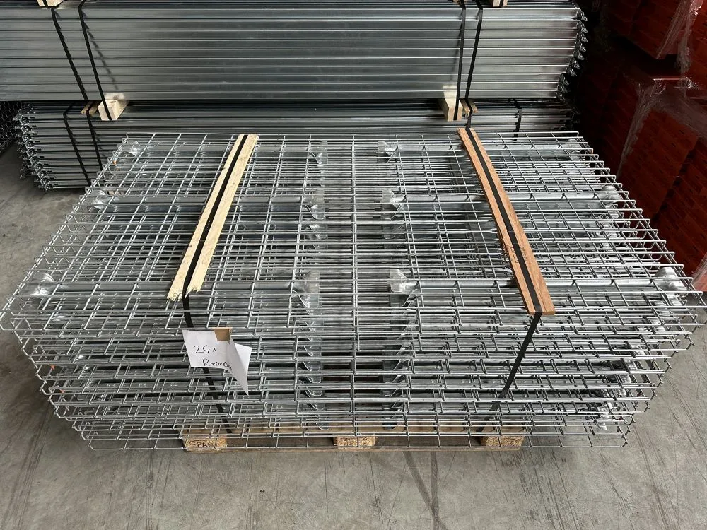bundeltje van draadroosters op een pallet