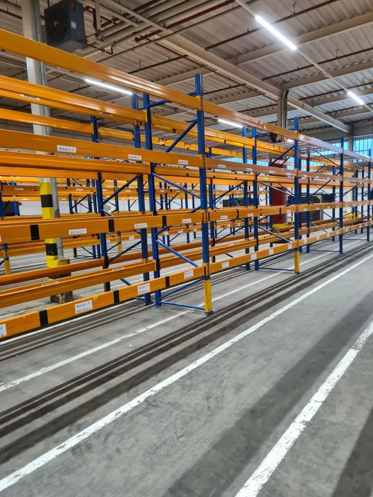 stellingen van nedcon op een betonnenvloer en tl-verlichting