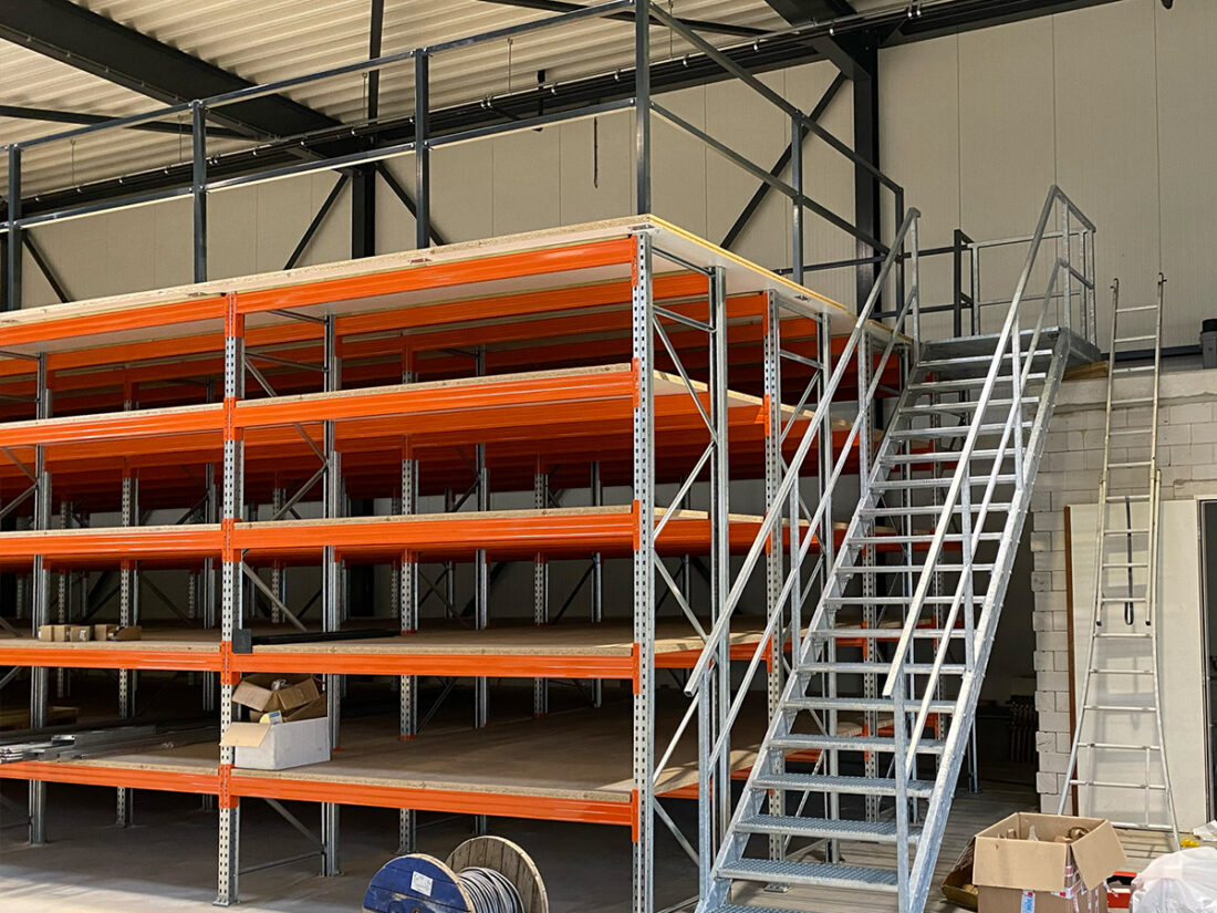 palletstelling met stalen trap