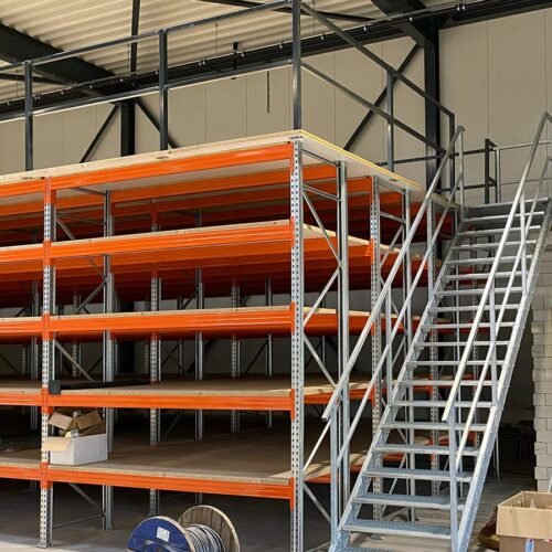 palletstelling met stalen trap