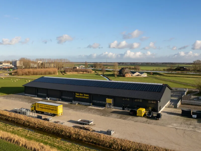 overzicht van magazijnstellingen.nl met bedrijfspand, auto's en eigen vrachtwagen