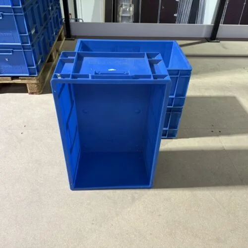 blauwe kunststof stapelbakken staand