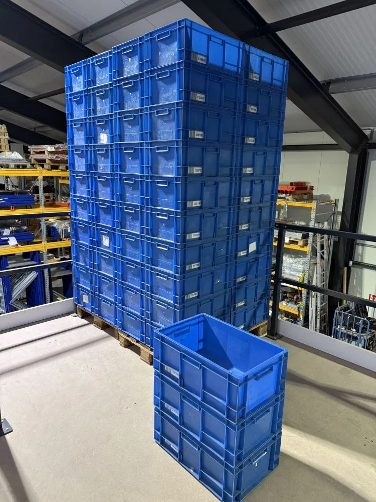 kunststof stapelbakken opgestapeld op een pallet