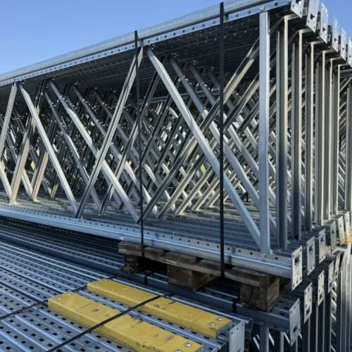 staanders van een dexion palletstelling buiten opgeslagen