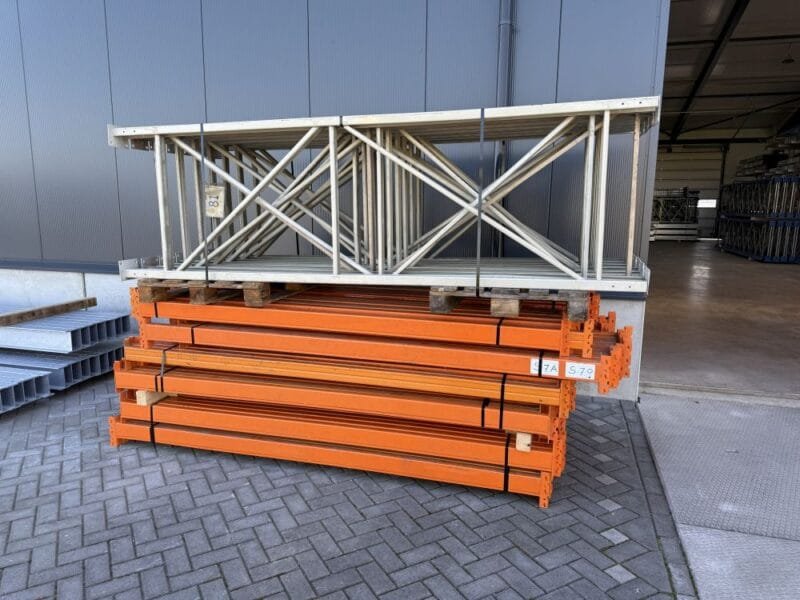 onderdelen van palletstelling overtoom liggen klaar voor de loods