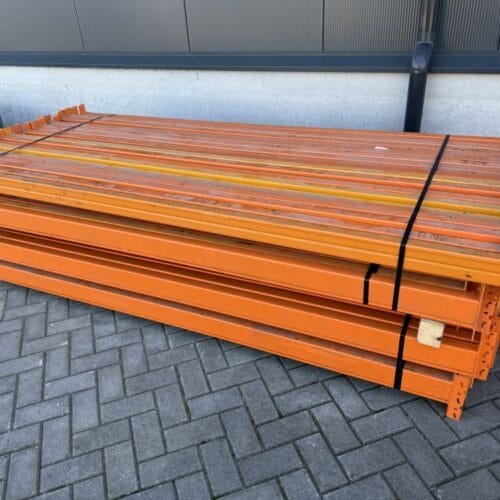 oranje liggers van palletstelling overtoom. liggerlengte 270cm