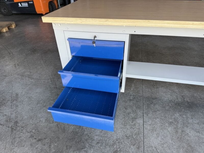 werkbank met lades, de lades uitgetrokken