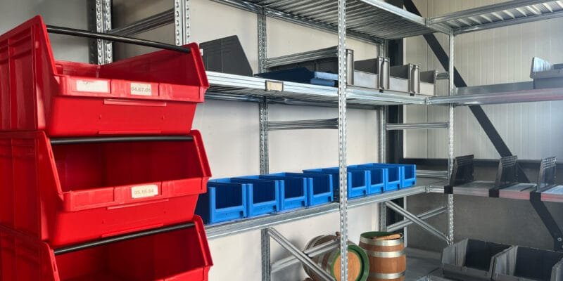 klein magazijn met legbordstellingen en stapelbakken