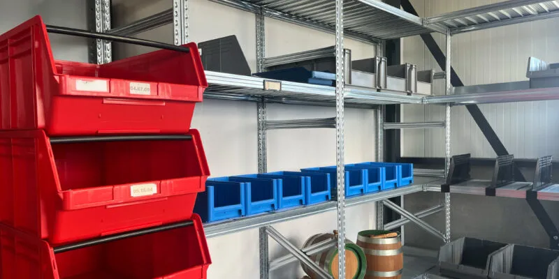 klein magazijn met legbordstellingen en stapelbakken