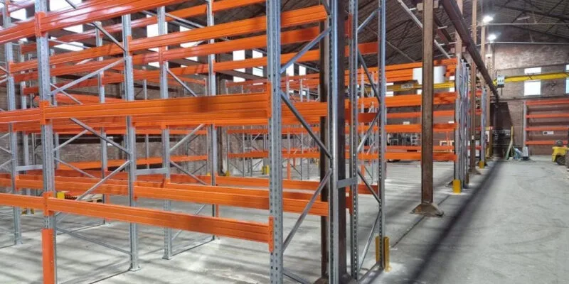 Magazijnstellingen opgesteld in een magazijn