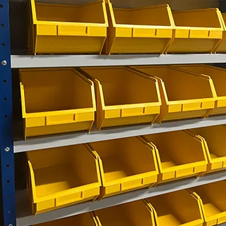 gele grijpbakken in een bakkenkast