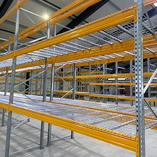 gele magazijnstelling met roosters in een groot magazijn