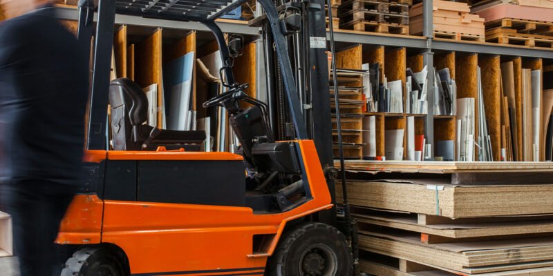 heftruck in een houtopslag/ magazijn