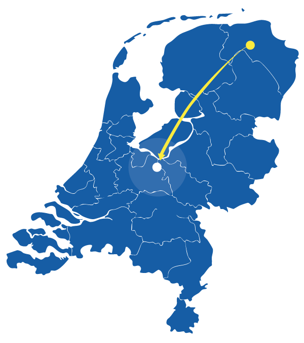 kaart van nederland met een pijl van garmerwolde naar amersfoort. De omgeving van amersfoort in lichtgekleurd